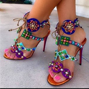 This is an authentic pair of CHRISTIAN LOUBOUTIN 36